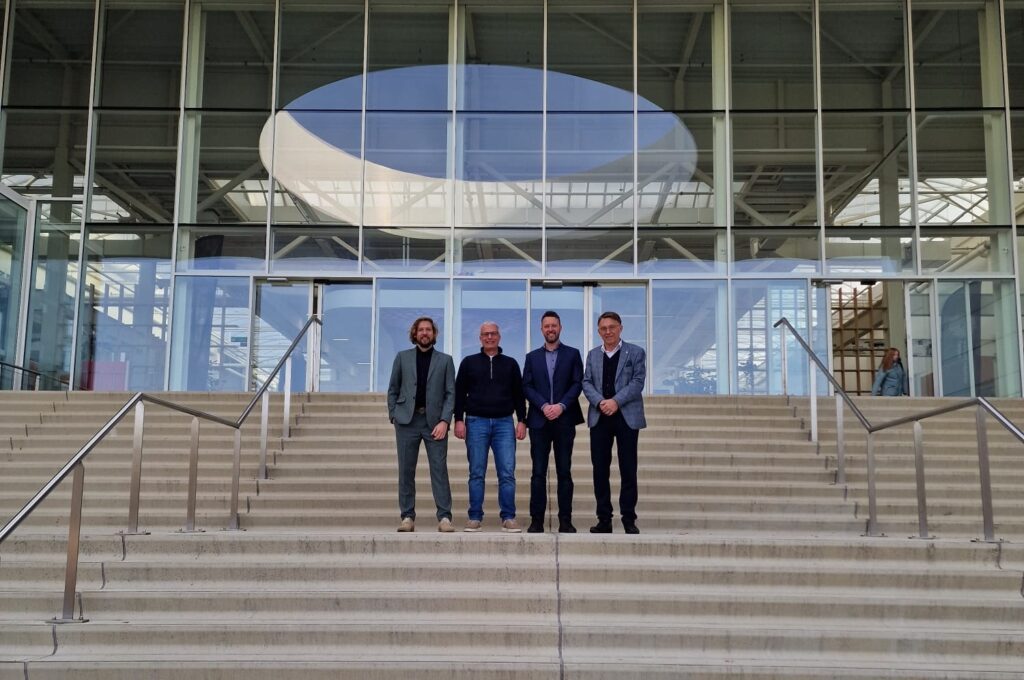 v.l.n.r. Luuk d'Hooghe - Directeur Techniek en Innovatie Ketenstandaard, Adriaan van Kalkeren - Program Director SCSN, Rob noordberger - Relatiemanager Ketenstandaard, John Blankendaal - Managing Director SCSN